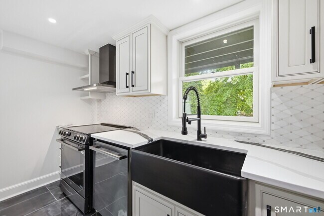 Building Photo - 1 Tulip Tree Ln