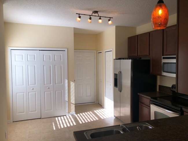 Building Photo - 3 BEDROOM 2.5 BATH TOWNHOME FOR RENT - wal...