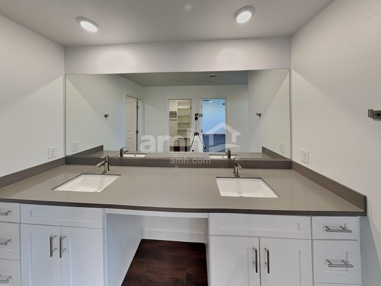 Building Photo - 296 Yasmin Daylily Pl