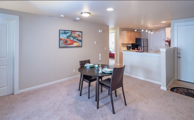 Building Photo - Kirkland 2BR Condo Near Waterfront, Shops & Trails, 2 parking spaces