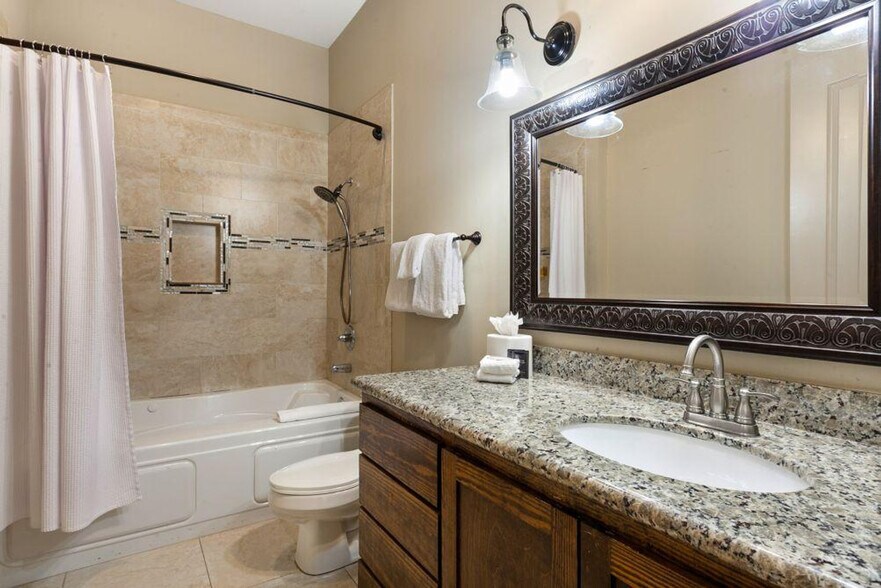 Building Photo - 30 Baronne St