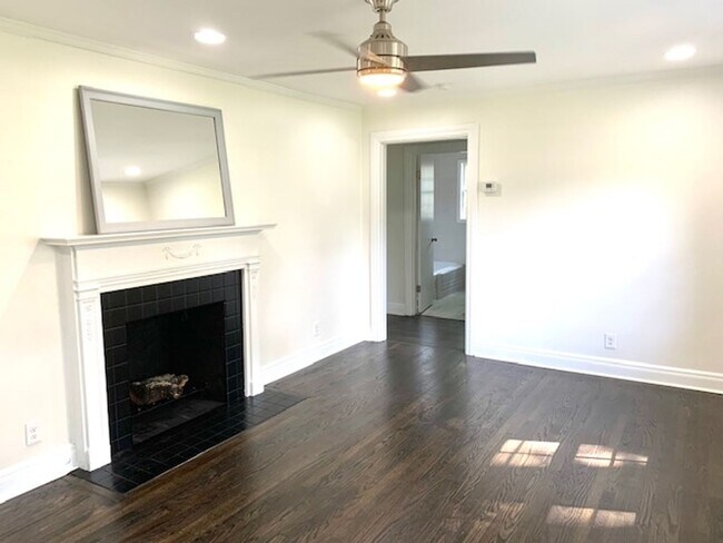 Building Photo - 4 Bedroom, 3 Bath Home w/  1 Car Garage