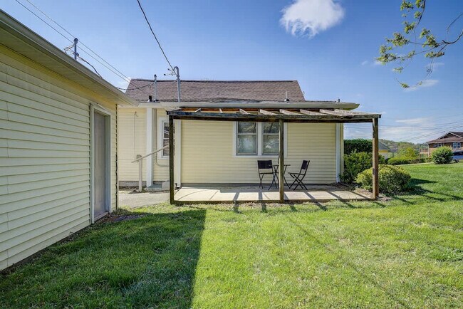 Building Photo - 220 Highland Ave