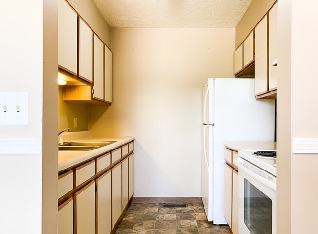 Building Photo - 335 S Birkey St