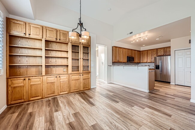 Building Photo - 1335 Villa Grove