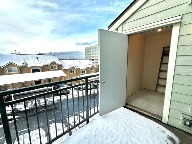 Building Photo - Bellevue Condo: 2BR/2BA Condo with Olympic...