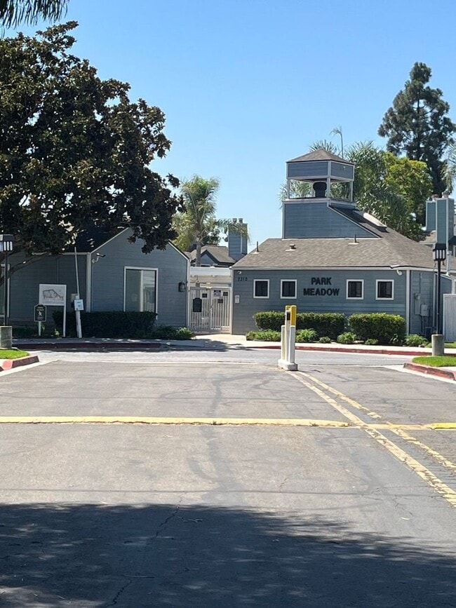 Building Photo - Spacious 2-Bedroom Condo on the First Floo...