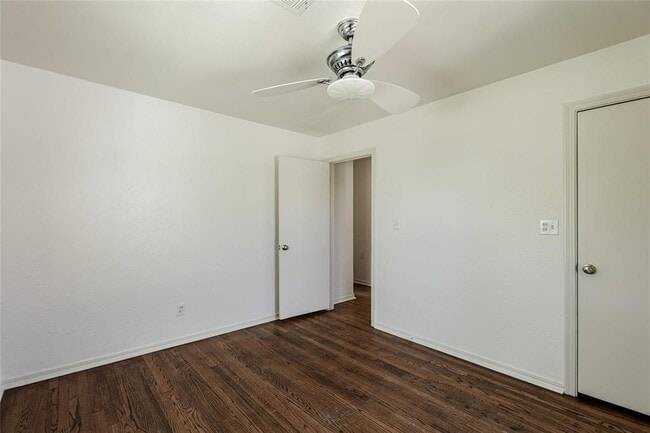 Building Photo - 113 E 12th St