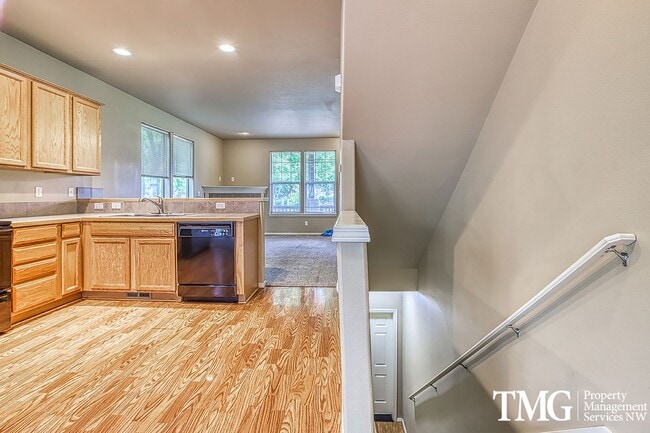 Building Photo - Gorgeous 4-bedroom Townhome with garage and washer / dryer in unit.