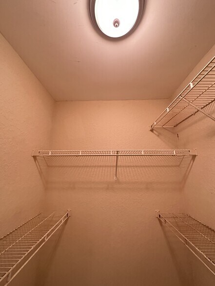 Building Photo - 2811 N Oakland Forest Dr