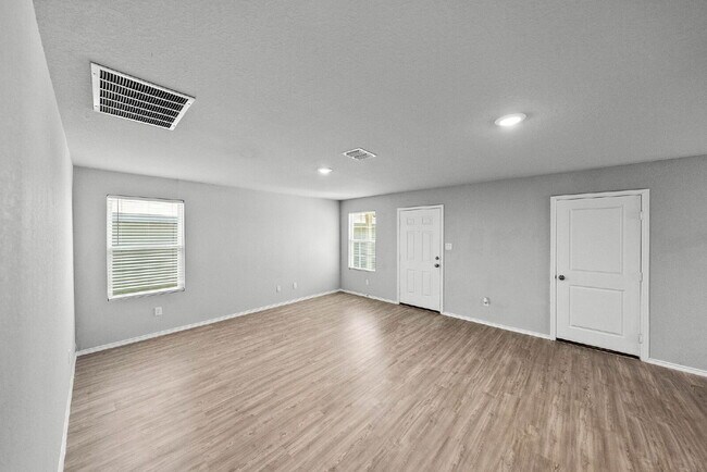 Building Photo - Welcome to Your New Home! Enjoy Free Rent!...