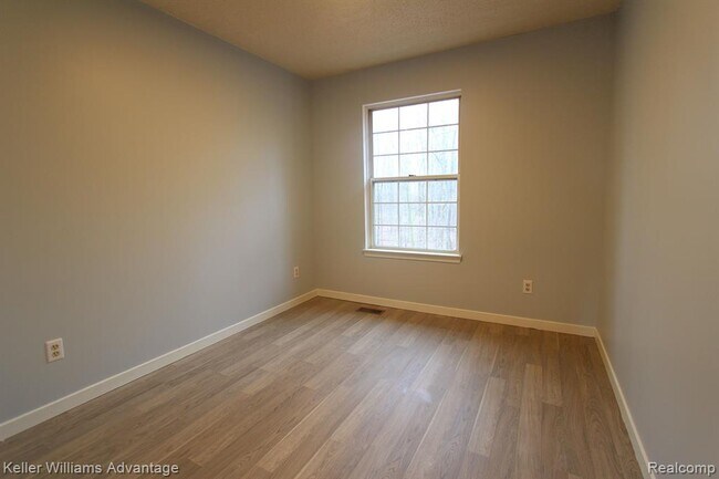 Building Photo - 41498 Cornell Dr