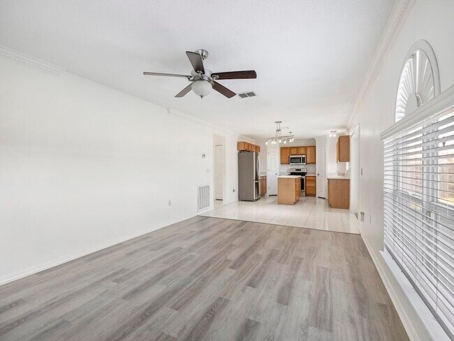 Building Photo - 981 SW McElroy Ave