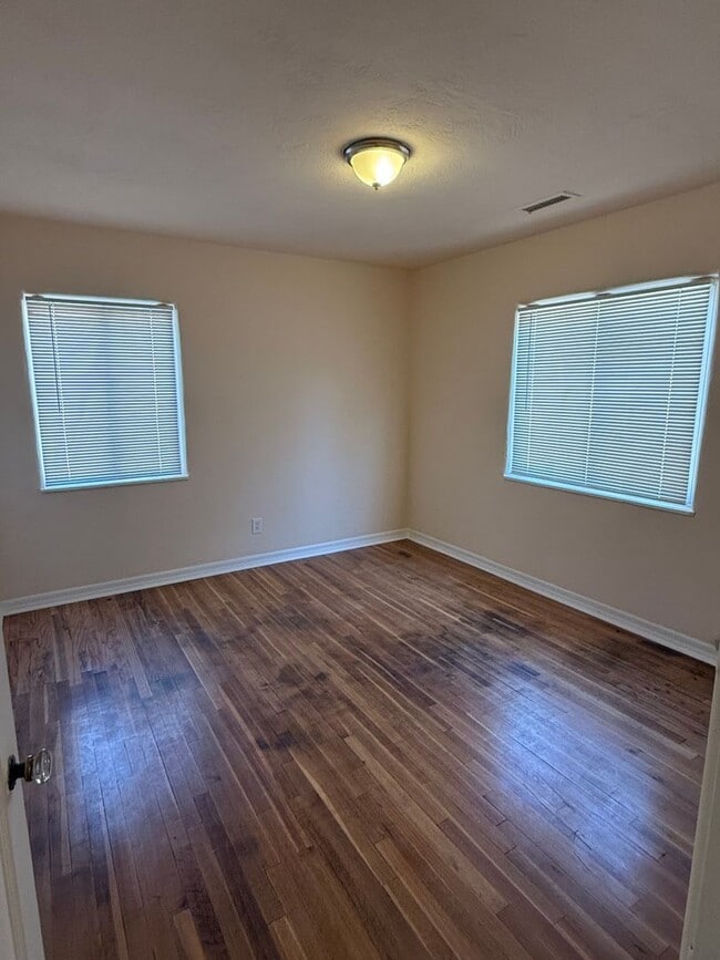 Building Photo - 4 Bedroom, nice area, 2 Car Garage