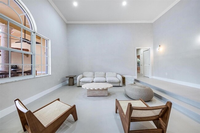 Building Photo - 1033 Almeria Ave