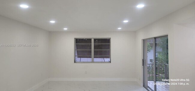 Building Photo - 9402 SW 77th Ave