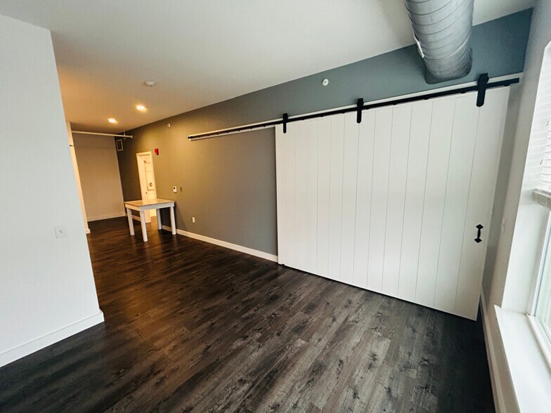 Building Photo - 550 New Holland Ave