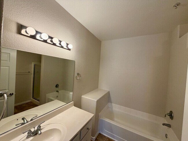 Building Photo - 2291 W Horizon Ridge Pkwy