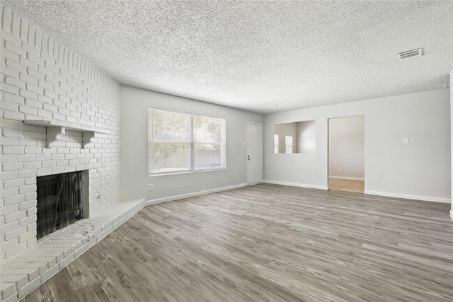 Building Photo - 1800 Cameo Dr
