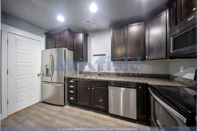 Building Photo - Small Pet Friendly - 3BD 2BTH 2GAR - Center Street/700 W Near TopGolf
