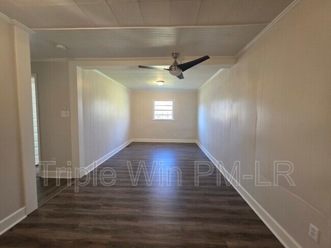 Building Photo - 16 Hum Rd