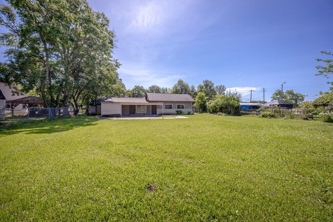 Building Photo - Charming 4-Bedroom, 2-Bath Home in a Prime Location