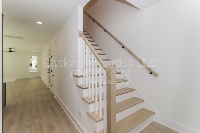 Building Photo - 422 Sylvania Ave