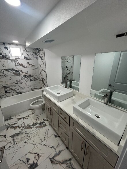 Building Photo - 1370 S Meade St