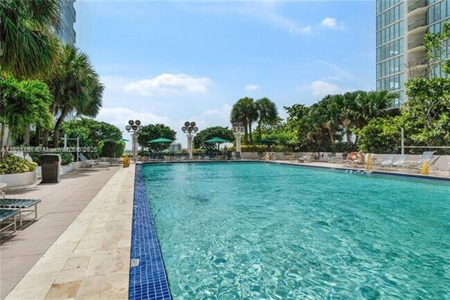 Building Photo - 1717 N Bayshore Dr