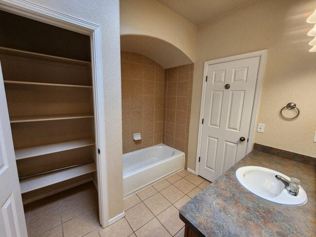 Building Photo - 5859 Habanero Dr