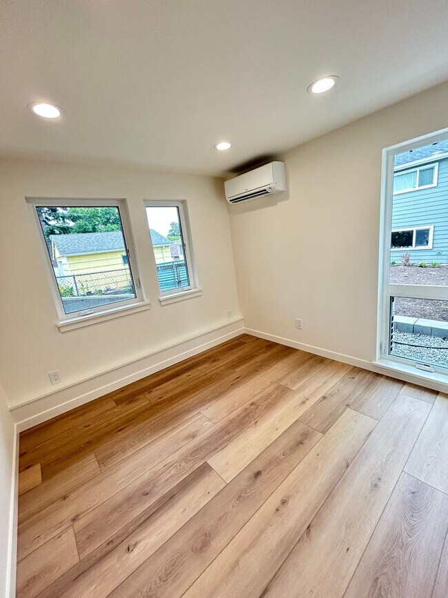 Building Photo - 8024
