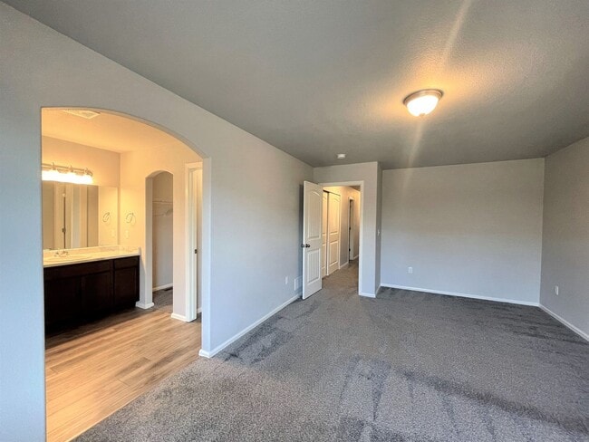 Building Photo - Townhome w/ 2 car garage, A/C-Newer, Low Maintance, & Conviniently Located