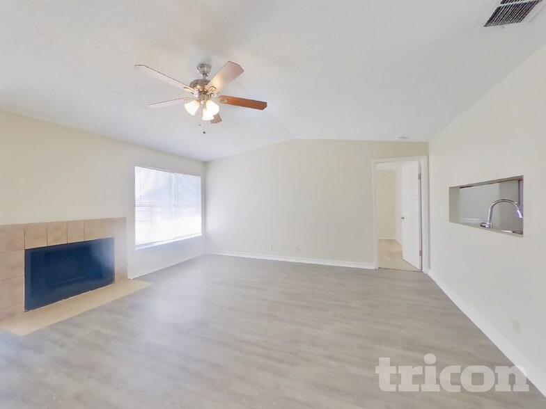 Building Photo - 10526 Kinderhook Dr