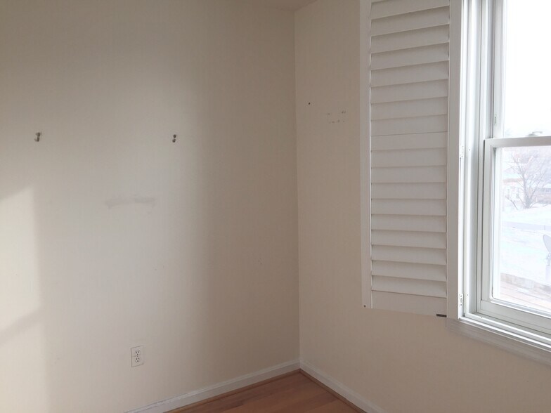 Building Photo - 730 11th St NE