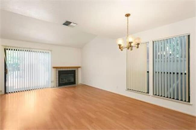 Building Photo - Great 2 bedroom, 1.5 bath in South Davis for September move in!