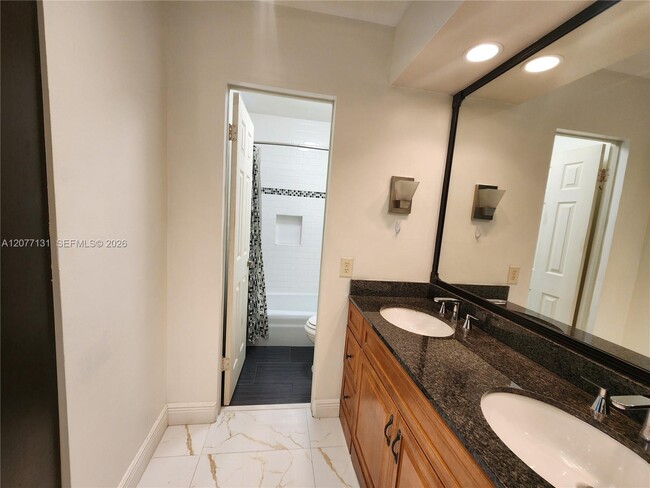 Building Photo - 160 Cypress Club Dr