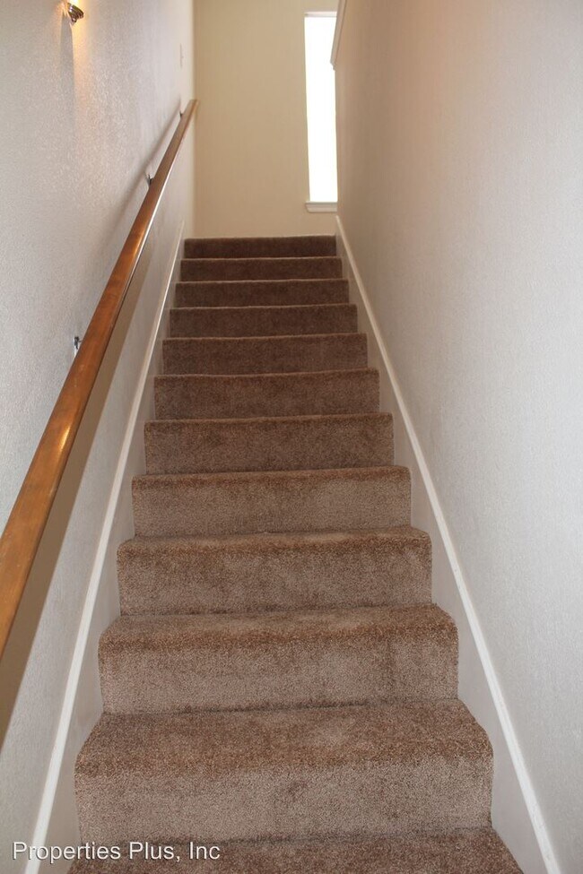 Building Photo - 943-943 Hamilton Falls