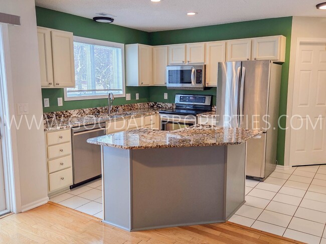 Building Photo - 2 Bedroom Townhome in Gated Community in West Des Moines!!!