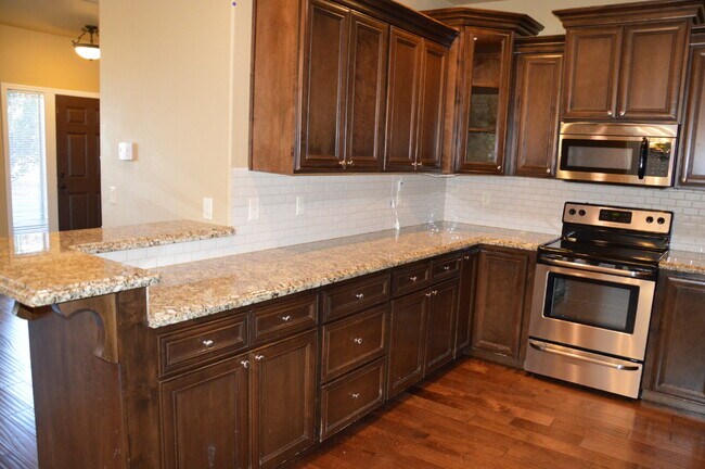 Building Photo - "Charming 3-Bed + Loft and 2 car garage Townhouse with Granite Elegance in Vancouver!"