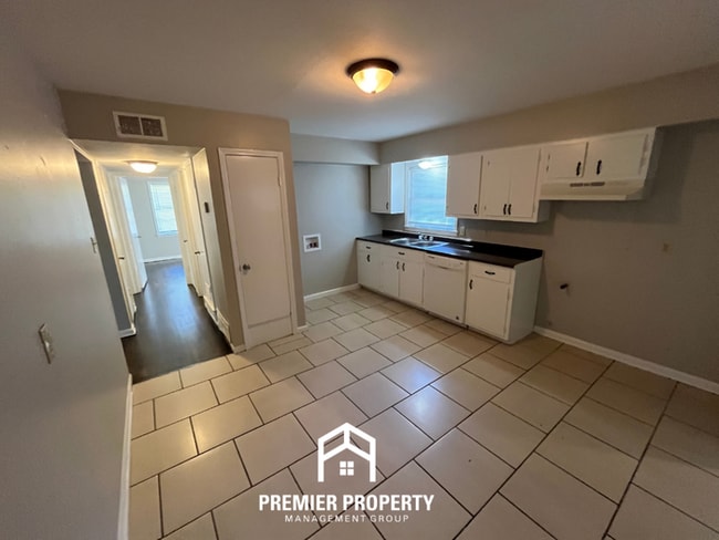 Building Photo - Spacious 4BR/2BA Home in Whitehaven | Hardwood Floors & 2-Car Garage