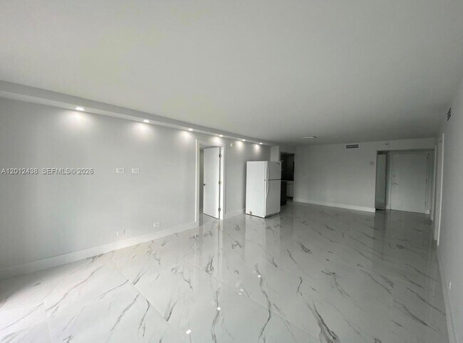 Building Photo - 6039 Collins Ave