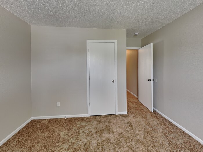 Building Photo - 4440 Riverbrook Ln