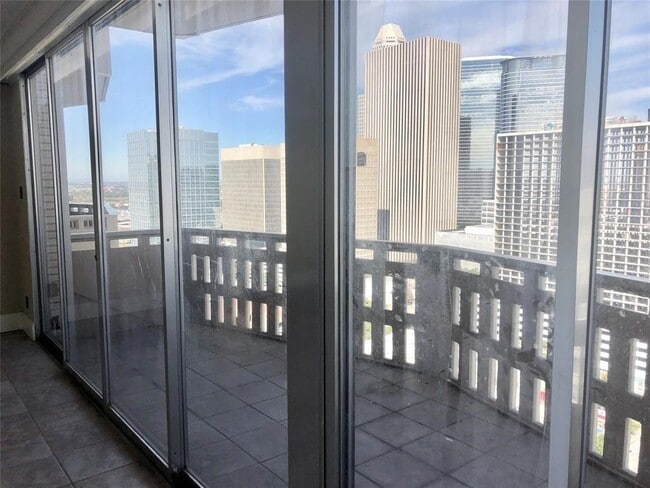 Building Photo - 2016 Main St