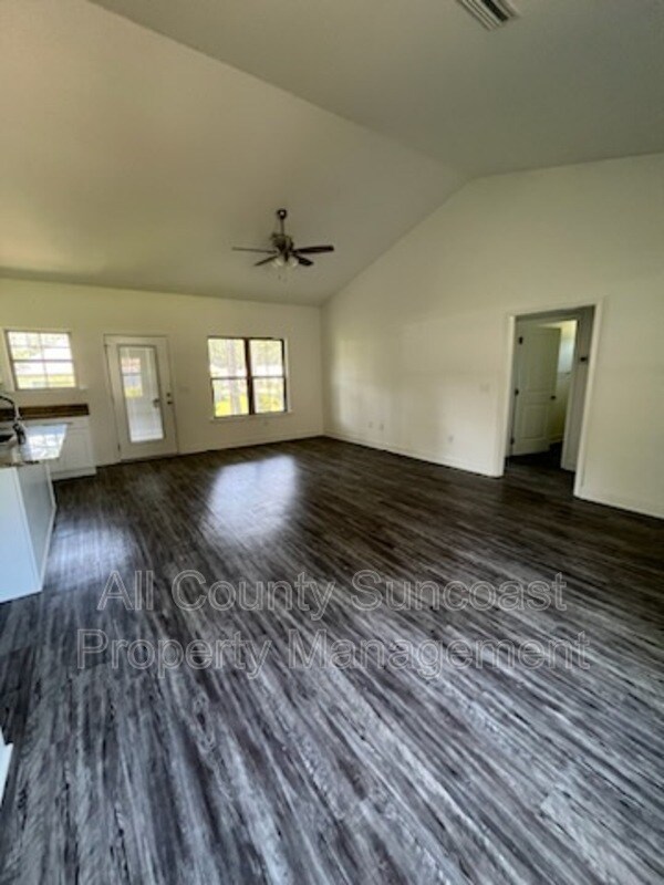 Building Photo - 1605 Willow Rd