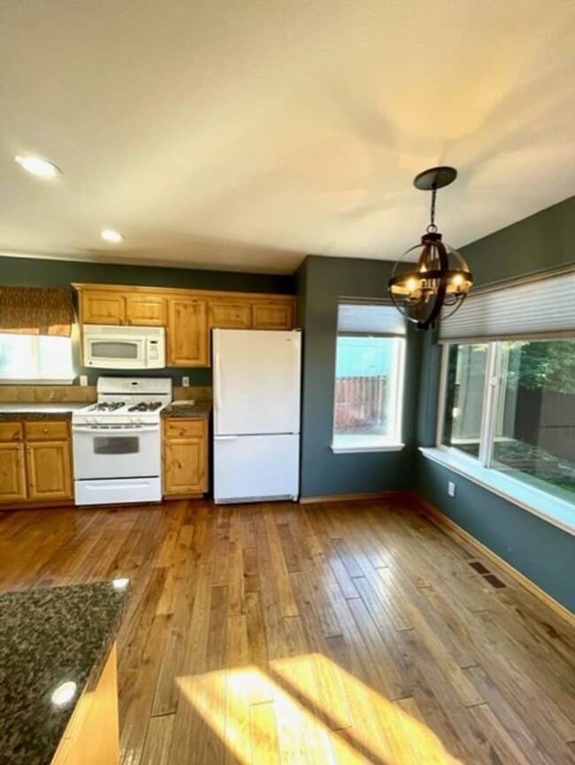 Building Photo - Single level home in NE Bend with great up...