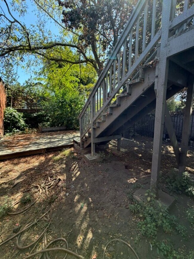 Building Photo - 542 Lewis St