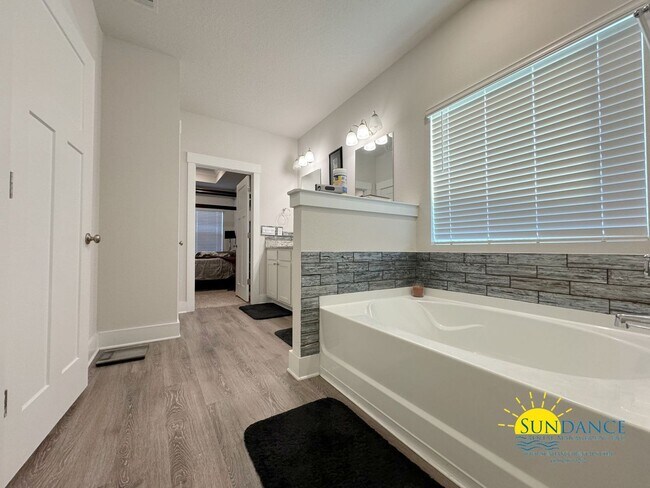 Building Photo - Stunning 4 Bedroom Home in Hillwood Estates, Crestview!