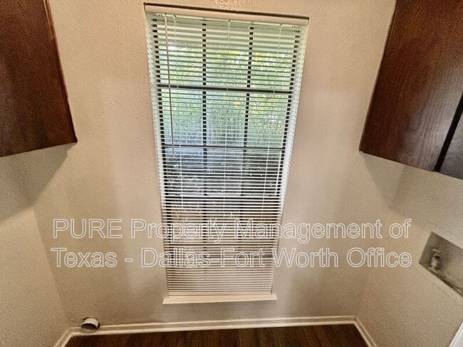Building Photo - 1126 Highbush Dr