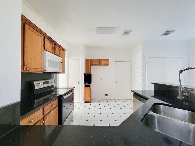 Building Photo - 17614 Glenmark Dr