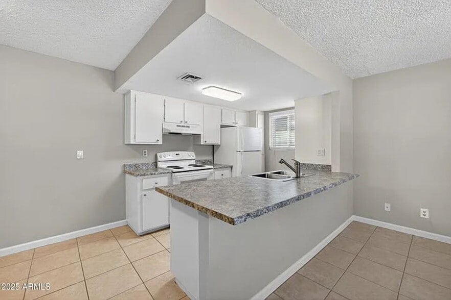 Building Photo - 860 E Brown Rd